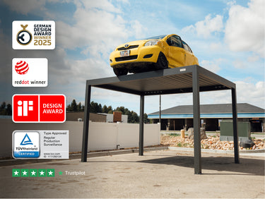 Pergolux Pergola aus Aluminium mit gelbem Auto auf dem Dach, ausgezeichnet mit German Design Award, Red Dot Award, iF Design Award und IDA Gold Award. Fünf-Sterne-Bewertung auf Trustpilot.