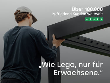 Person montiert eine Pergolux Pergola. Text im Bild: ‚Über 100.000 zufriedene Kunden weltweit – Wie Lego, nur für Erwachsene.‘