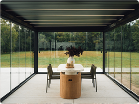 Pergolux Pergola mit Glaswänden, LED-Beleuchtung und modernem Essbereich im Garten.